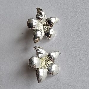 Flower earrings by Avon clip on silver tone violet pansy viola floral garden